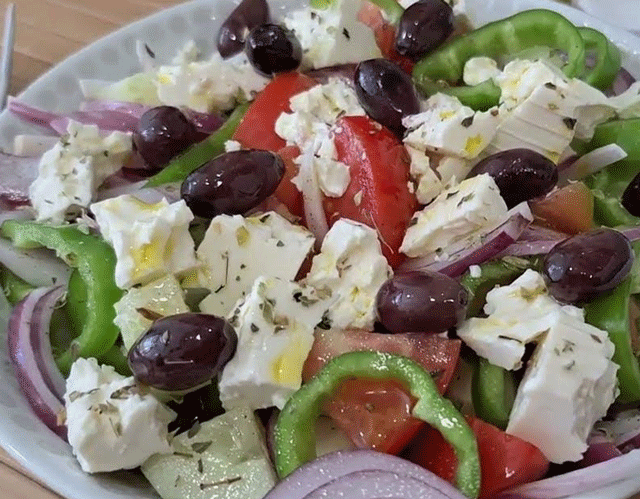 Salade de Poivrons à la Feta et aux Olives Noires